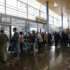 Viajeros en el interior de las instalaciones del aeropuerto de Villafría.-R.G.O.