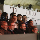 Jesús León, ayer, en el palco de El Arcángel, junto a su asesor financiero -a la derecha-, y el futuro jefe de prensa del club, Víctor Molino.-AJ GONZÁLEZ
