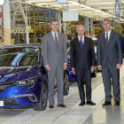 El Rey Felipe VI, Thierry Bolloré, José Vicente de los Mozos y José Antonio López Ramón y Cajal, ante la cadena del fabricación del nuevo Mégane en Palencia-J. M. LOSTAU