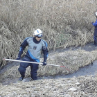 Dos bomberos rastrean el río Vena.-ECB