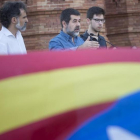 Jordi Cuixart (Òmnium), Jordi Sànchez (ANC) y Oriol Codina, coordinador de la movilización de la Diada, este martes.-/ JORDI COTRINA