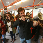 Diego Galaz tocó el violín trompeta en el autobús municipal en el que se desarrolló la rueda de prensa.-Raúl Ochoa