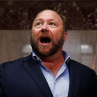 El ultraconservador Alex Jones, cuyas cuentas han sido expulsada de Twitter, Facebook, Youtube y otras páginas web-REUTERS