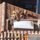 Un joven trabajando en la reparación de un tejado en un domicilio de la capital.-RAÚL G. OCHOA