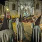 Miembros de la Cofradía con el Cristo Negro.-ISRAEL L. MURILLO