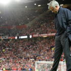 Mourinho, durante el partido del United con el Southampton en Old Trafford.-AFP / OLI SCARFF