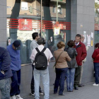 Una fila de personas espera su turno para acceder a una oficina de empleo, es una imagen de archivo.-ECB