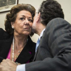 Rita Barberá y Alfonso Grau, el pasado 16 de marzo del 2015, en la rueda de prensa en la que el entonces vicealcalde de Valencia anunció su dimisión.-MIGUEL LORENZO