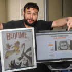 Mario Larrá muestra una página de 'Bedtime'.-Israel L. Murillo