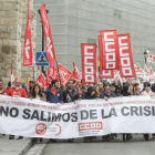 Los manifestantes a su paso por la calle San Lesmes, ayer, en el recorrido de la convocatoria del Primero de Mayo.-SANTI OTERO