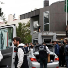 Forenses turcos, a su llegada al Consulado de Arabia Saudí en Estambul.-MURAD SEZER (REUTERS)