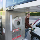 Un conductor reposta gasolina en una estación de servicio.-RAÚL G. OCHOA