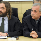 A la derecha, el acusado, junto a su abogado.-ISRAEL L. MURILLO