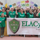 Miembros y simpatizantes de la asociación posan con durante la celebración de un mercadillo solidario.-ECB