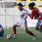David trata de zafarse del agarrón del centrocampista del Sporting Uxama Helder-Raúl G. Ochoa