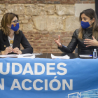 La alcaldesa de Aranda, Raquel González, y la portavoz del PP en Burgos, Carolina Blasco, durante el encuentro celebrado en la Estación. ECB