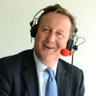 Cameron, comentando un partido de cricket, este viernes.-Foto: REUTERS