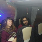 Nora Miralles y Roger Santacana, sentados al final del autobús, en una imagen difundidad por la CUP a través de Twitter.-TWITTER / @CUPBarcelona