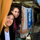 María José Lastra y Silvia Rodríguez, trabajadoras de Promoción Gitana, en el poblado chabolista de El Encuentro. TOMÁS ALONSO