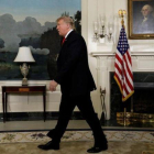 Donald Trump abandona la tribuna, tras pronunciar su mensaje a la nación, el 19 de enero del 2019 en la Casa Blanca.-REUTERS / YURI GRIPAS