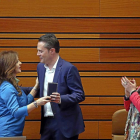 El socialista Pedro González tomo ayer posesión como procurador de las Cortes tras la reuncia por motivos personales de Marta Olmedo, que recibió un caluroso aplauso en su despedida. González ya fue procurador en la anterior legislatura y presidió la comi-ICAL