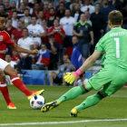 Taylor, en la jugada del gol que marcó ante el portero ruso.-EFE / FEHIM DEMIR