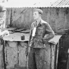 Martin Selling, interrogando a dos prisioneros alemanes, cerca del frente, en Francia, en 1944.-EJÉRCITO DE EEUU