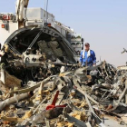 Personal ruso inspecciona los restos del avión siniestrado en el Sinaí egipcio, el 2 de noviembre.-AFP