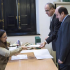 El PNV considera que la cuestión territorial será clave esta legislatura. En la imagen, Ortuzar (derecha) y Egibar registran una proposición para actualizar el autogobierno vasco.-EFE / ADRIÁN RUIZ DE HIERRO