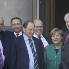 Angela Merkel este miércoles en Berlín con dirigentes de los partidos políticos con los que está negociando un posible gobierno de coalición.-AP / MICHAEL KAPPELER