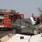 El vehículo quedó completamente destrozado tras el impacto con el camión.-G.G.