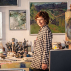 María José Castaño en su estudio con sus cuadros y pinceles-Esther Adrián