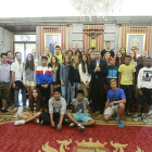 El grupo de jóvenes con el alcalde en el Salón de Plenos del Ayuntamiento.-RAÚL G. OCHOA