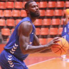 Clark se prepara para lanzar a canasta en un momento del entrenamiento de ayer en El Plantío.-MARÍA GONZÁLEZ / SPB