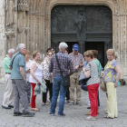 Un grupo de turistas en corro en pleno casco histórico, concretamente a en la plaza de la Catedral.-RAÚL G. OCHOA