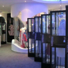 Exposición de los vestidos de Madonna que salen a subsasta el 7 de noviembre.-