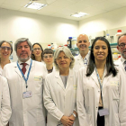 De izquierda a derecha: Miriam Royo, Antoni Torrens, Carmen Almansa, Pilar Gil, José Miguel Vela e investigadores de la Unidad Mixta Esteve-PCB.-
