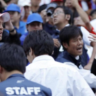 Sebastian Vettel saluda a una multitud de seguidores japoneses, en Suzuka.-AFP / EUGENE HOSHIKO