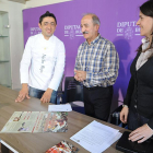 El chef Nacho Rojo y Ramiro Ibáñez junto a Carmen Alonso durante la presentación de las jornadas de Canicosa.-I. L.M.