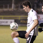 Montero controla el balón en el choque ante el Boiro.-SANTI OTERO