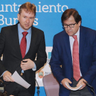 El alcalde, Javier Lacalle, y el concejal de Hacienda, Salvador de Foronda, al inicio de la comparecencia de la liquidación del presupuesto del año pasado.-ISRAEL L. MURILLO