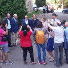 Fátima Báñez fue requerida por los medios de comunicación nada más llegar a las instalaciones de San Gabriel para participar en el curso.-L.V.
