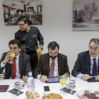 Miembros de la junta directiva de FAE durante el desayuno con medios de comunicación celebrado ayer.-RAÚL G. OCHOA