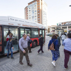 Un grupo de viajeros desciende el autobús urbano en la parada de la plaza de España.-ISRAEL L. MURILLO