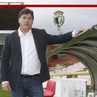 Alejandro Menéndez sobre el césped de El Plantío después de su presentación.-RAÚL G. OCHOA