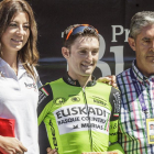 Adrián González, sonriente en el podio de la última edición de la Vuelta a Burgos-Santi Otero