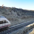 Las retroexcavadoras retiran la tierra caida por el desprendimiento de la montaña.-ISRAEL L. MURILLO