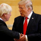 Trump saluda a Johnson en el 2017, cuando aún era ministro de Exteriores.-KEVIN LAMARQUE