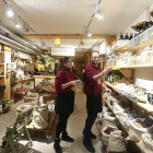 Claudia Bustillo y Carlos Jaén muestran los productos ecológicos y de proximidad que comercializan en la tienda.-RAÚL G. OCHOA