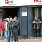 Un grupo de personas a la puerta de una oficina de empleo.-ECB